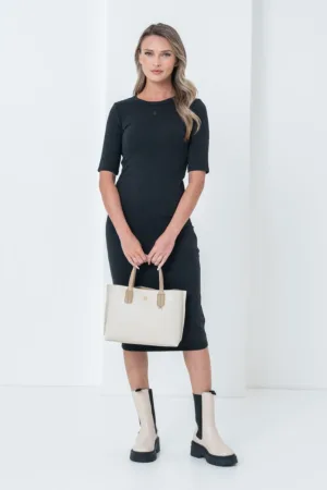 Rochie cu croiala bodycon si decolteu la baza gatului