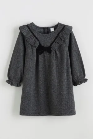 Rochie cu croiala dreapta si aplicatie cu funda