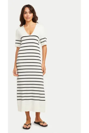 Rochie cu croiala dreapta si model cu dungi