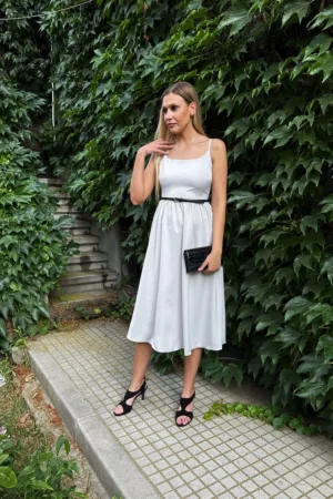 Rochie cu croiala in A si bretele inguste ajustabile