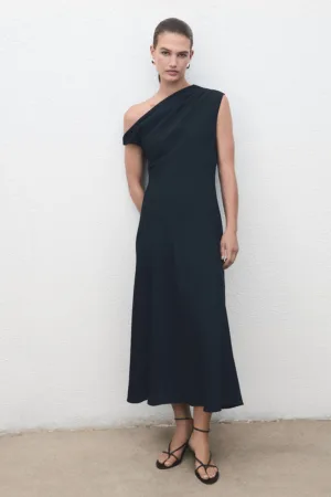 Rochie cu croiala in A si decolteu asimetric