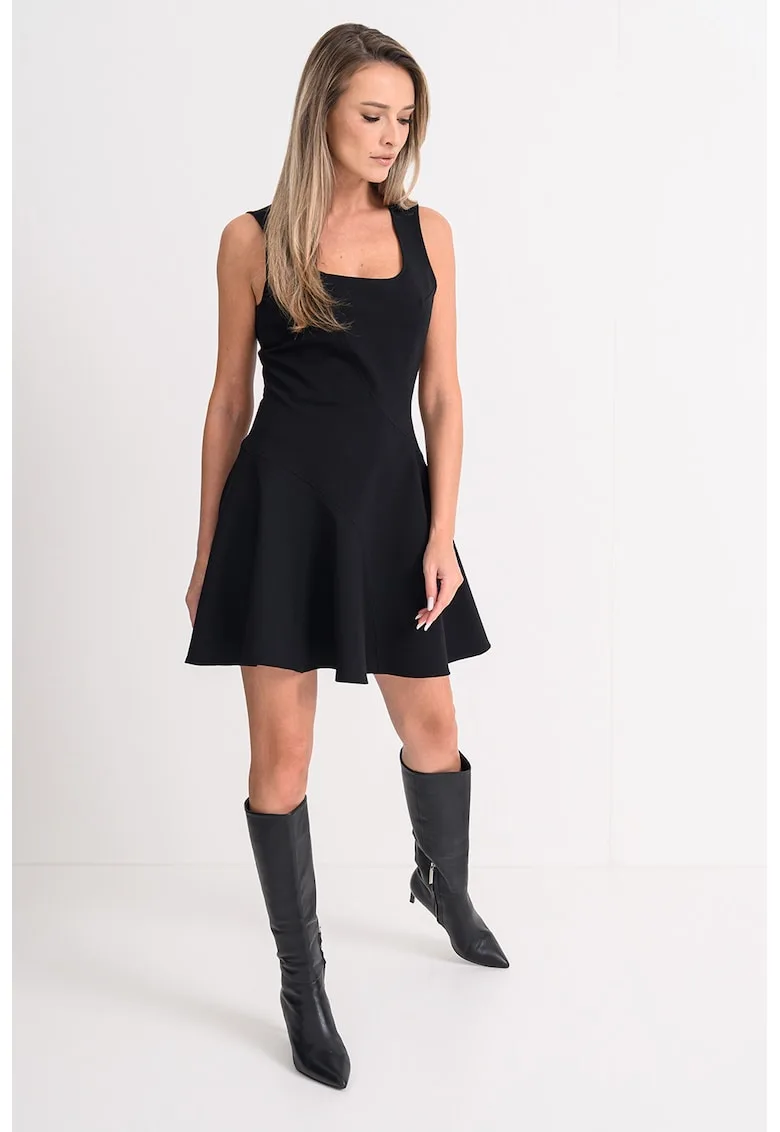 Rochie cu croiala pe bie si decolteu patrat