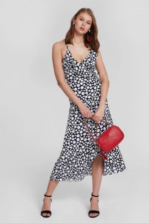 Rochie cu croiala petrecuta - model si decolteu in V