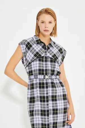 Rochie cu curea in talie si model in carouri