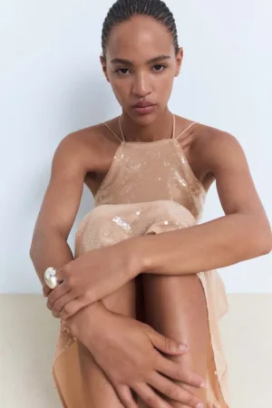 Rochie cu decolteu halter si paiete