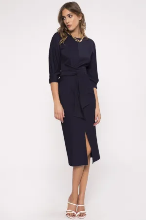 Rochie cu decolteu la baza gatului si slit frontal