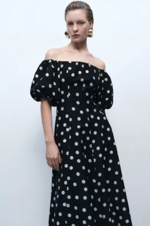 Rochie cu decolteu pe umeri si buline