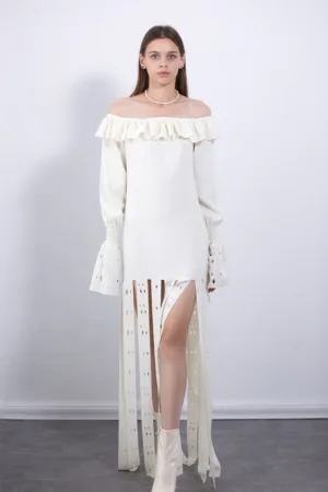 Rochie cu decolteu pe umeri si franjuri supradimensionate