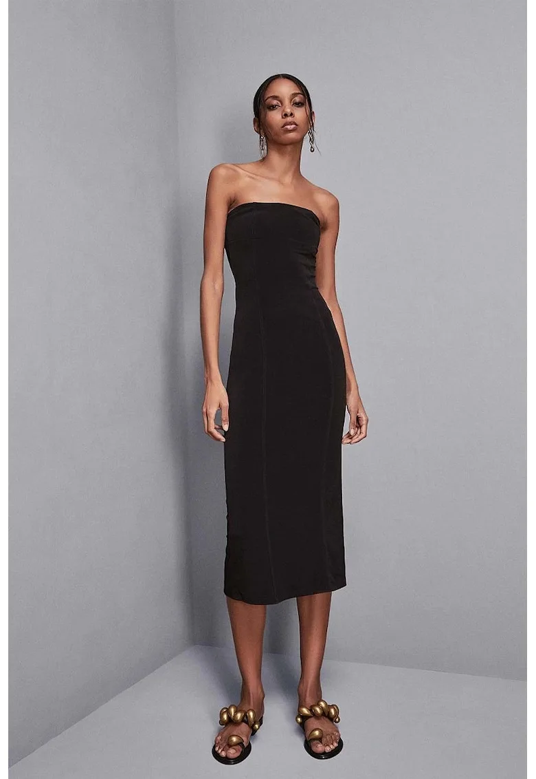 Rochie cu decolteu pe umeri si slit pe partea din spate