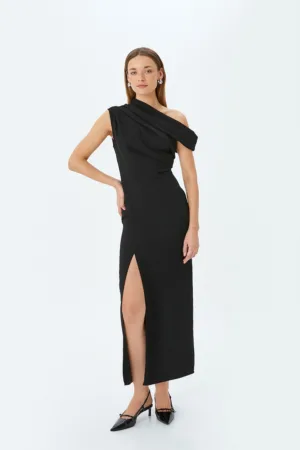 Rochie cu decolteu pe un umar si slit frontal