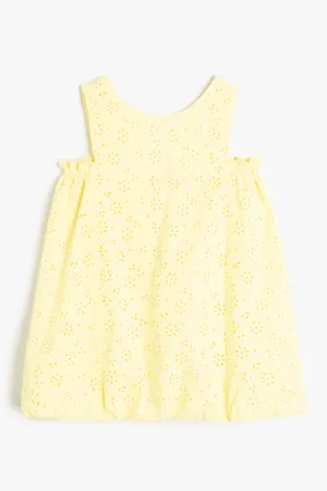 Rochie cu decupaje pe umeri si broderie