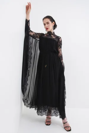 Rochie cu garnituri de dantela si maneci liliac