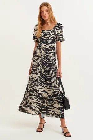 Rochie cu maneci bufante si model