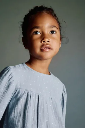 Rochie cu maneci lungi si model