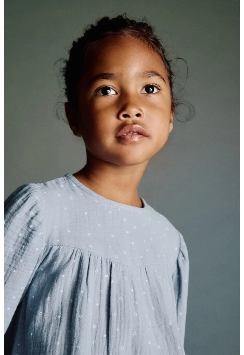 Rochie cu maneci lungi si model