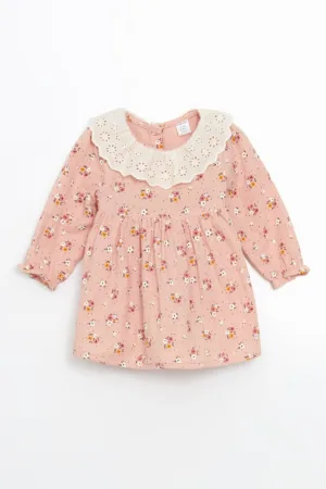 Rochie cu model floral si guler de dantela