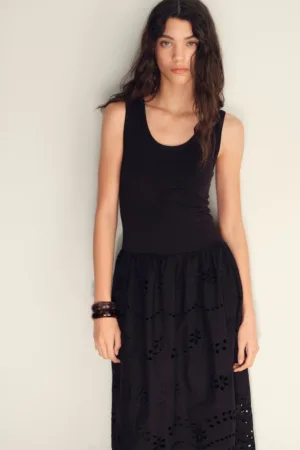 Rochie cu partea de jos cu broderie sangallo