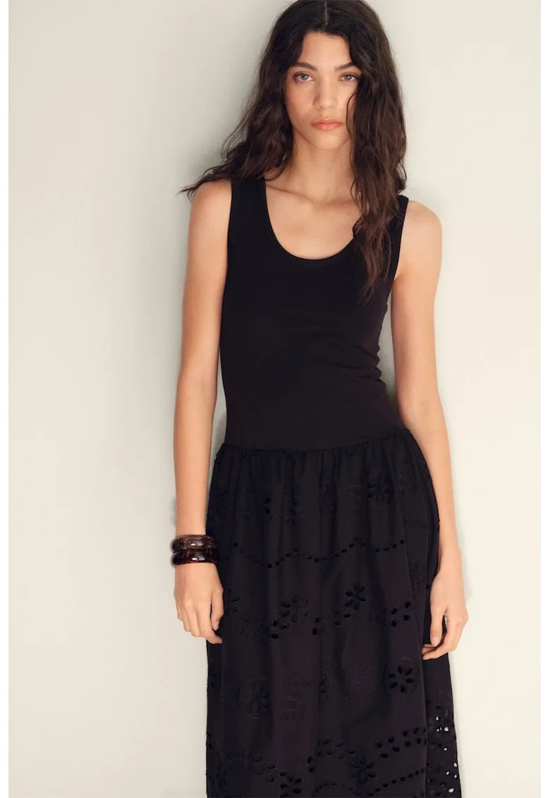 Rochie cu partea de jos cu broderie sangallo