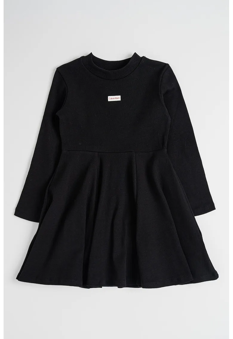 Rochie cu pliuri si decolteu la baza gatului