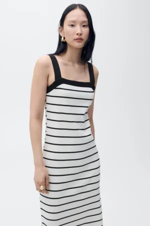 Rochie cu slit lateral si model in dungi
