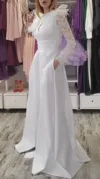 Rochie de ocazie alba din tafta accesorizata cu pene si maneci din dantela