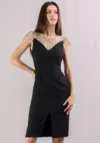 Rochie de ocazie conica cu slit in partea din fata si decolteu prevazut cu tull accesorizat cu paiete