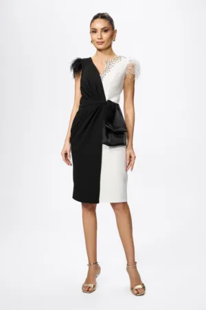 Rochie de ocazie cu model petrecut si pene la umeri Cruella Bicolora