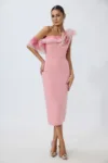 Rochie de ocazie premium din crepe cu volane si umerii goi Saveria Roz
