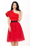 Rochie de ocazie rosie in clos cu fulgi si broderie