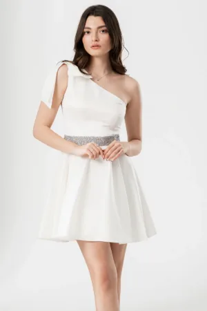 Rochie de ocazie scurta in clos alba cu funda pe umar