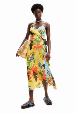 Rochie de plaja cu imprimeu tropical si model petrecut