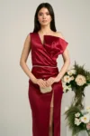 Rochie de seara bordo cu perle in talie pe un umar