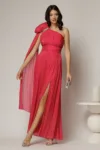Rochie de seara fucsia din voal peliculizat cu accesoriu pe umar
