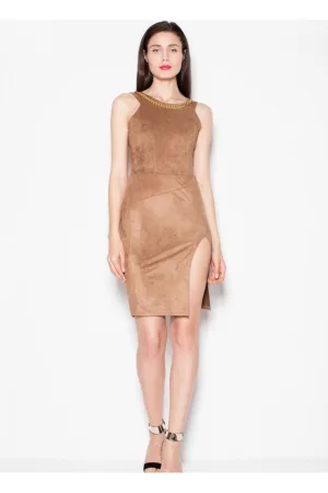Rochie de seara maro - piele intoarsa - decolteu adanc - cu colier bijuterii
