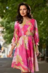Rochie de zi in clos Aisha din voal fucsia cu imprimeu tip pictura