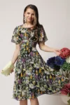 Rochie de zi vaporaosa din voal neagra cu imprimeuri florale galbene si verzi