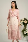 Rochie de zi vaporoasa din voal roz cu imprimeuri si curea in talie