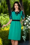 Rochie de zi verde cu maneci brodate si accesoriu pretios