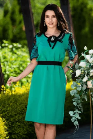 Rochie de zi verde cu maneci brodate si accesoriu pretios