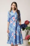 Rochie din stofa bleu midi de zi cu imprimeuri florale roz si decolteu