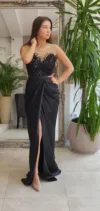 Rochie din tafta neagra cu broderie in partea superioara