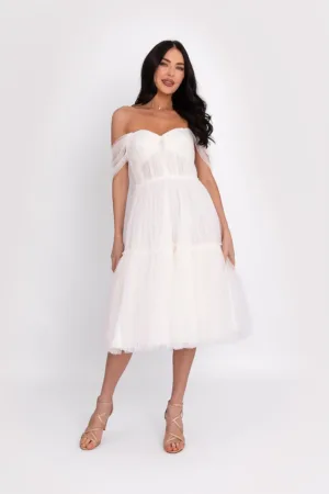 Rochie din tul cu decolteu pe umeri