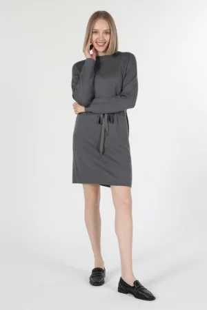 Rochie dreapta cu decolteu la baza gatului si snur in talie