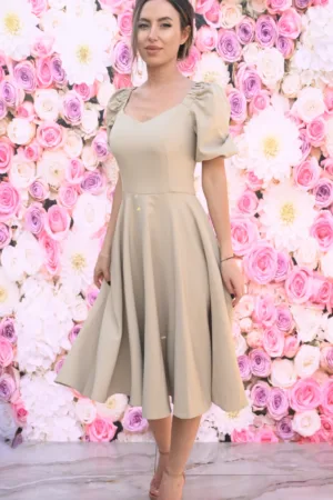 Rochie eleganta bej cu croi in clos si maneca bufanta