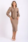 Rochie eleganta bej cu lungimea midi si croi cambrat cu maneca lunga