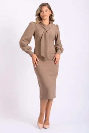 Rochie eleganta bej cu lungimea midi si croi cambrat cu maneca lunga