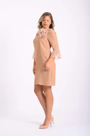 Rochie eleganta bej cu maneca clopot din tull si croiala lejera in A
