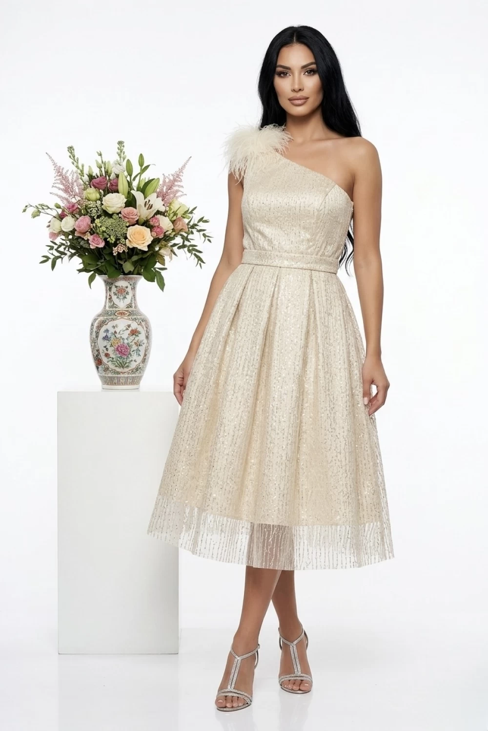 Rochie eleganta bej in clos cu fulgi pe umar si insertie de sclipici fin