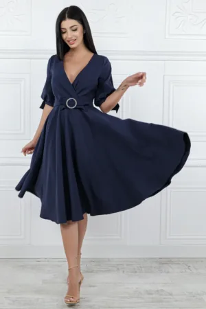 Rochie eleganta cu croiala in clos prevazuta cu maneca scurta cu design deosebit si nasturi pretiosi
