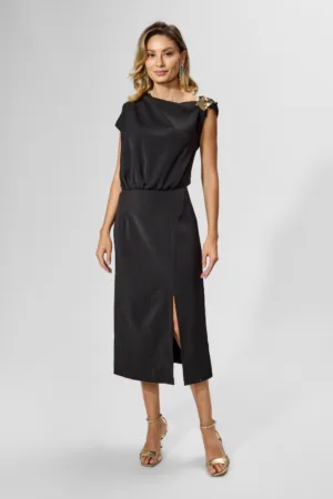 Rochie eleganta cu detaliu metalic auriu pe umar Tasha Neagra